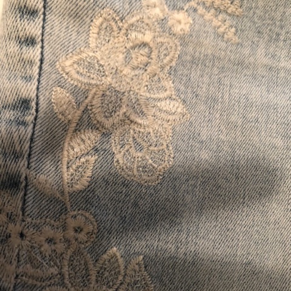 CHICOS EMBELISHED crop JEANS 1.5 petite